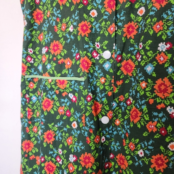 Vintage green floral chore day buttondown house dress with pockets - Picture 6 of 9